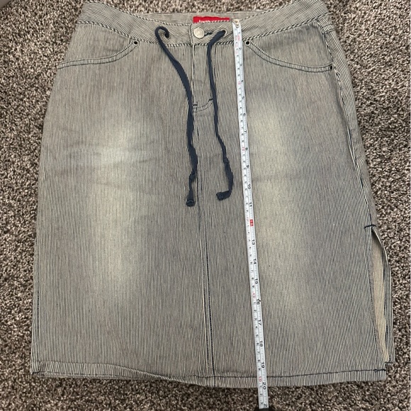 Union Bay Skirt. Juniors 5. - Picture 4 of 7